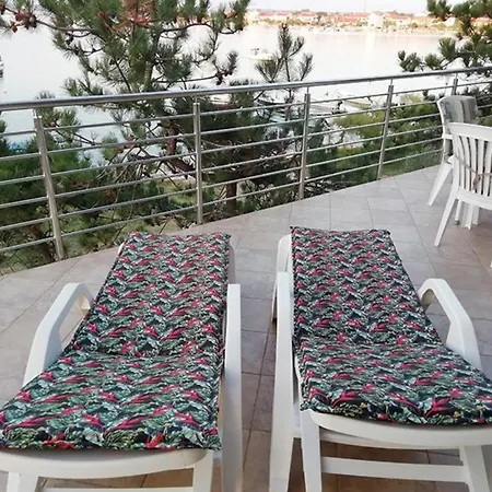 Burela 3* Nin
